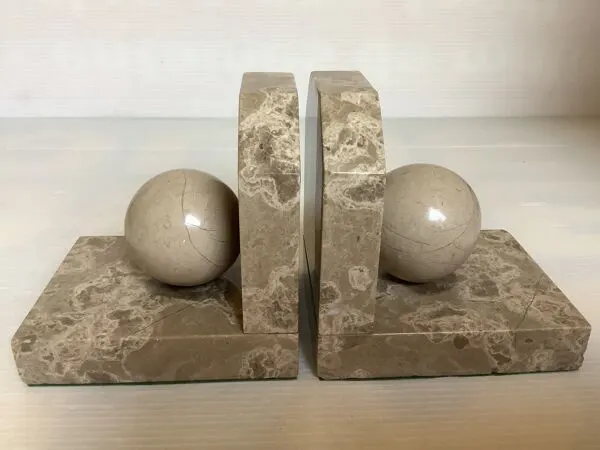 Illustration numéro 3 du produit Paire de serres livres boules en marbre beige