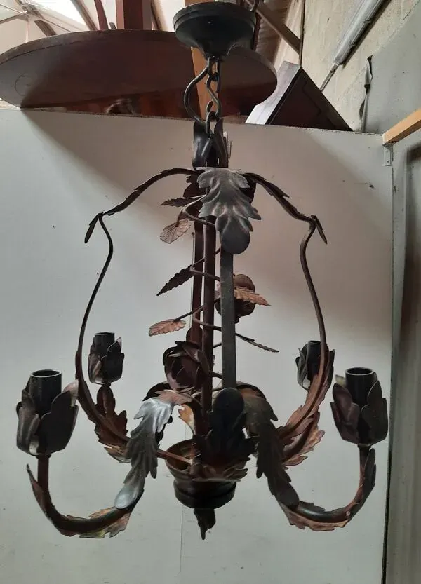 Illustration numéro 3 du produit Lustre en tole à motif flloral