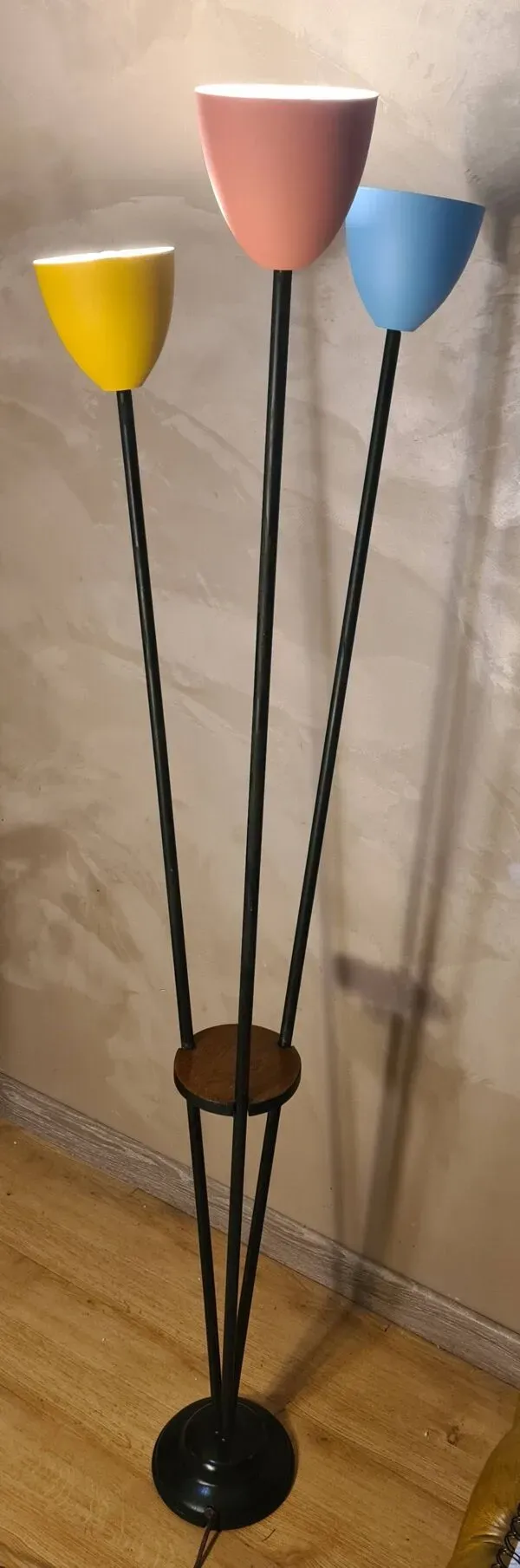 Illustration numéro 3 du produit Lampadaire mid century 1950 a 70 abat jour tole acier peinture tricolors lidokov boscovice