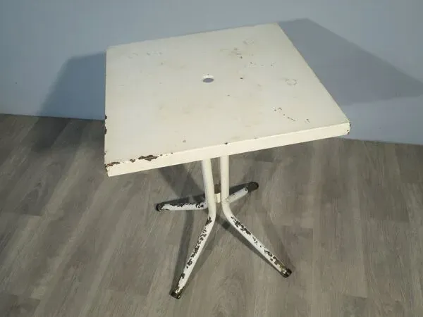 Illustration numéro 3 du produit Table de jardin années 50