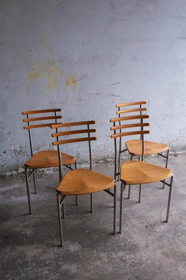 Illustration numéro 3 du produit Ensemble de 4 chaises Zumsteg — Assises en bois clair et structures tubulaires en métal gris, style industriel postmoderne