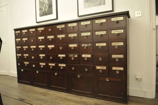 Illustration numéro 3 du produit Meuble d'apothicaire (Angleterre)