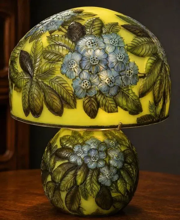 Illustration numéro 3 du produit Lampe de table en pate de verre multicouche, ornée d’un riche décor végétal