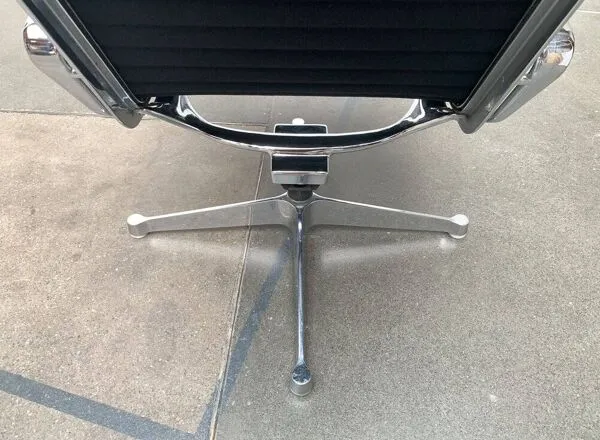 Illustration numéro 3 du produit Ensemble de fauteuils en aluminium EA 124 par Charles & Ray Eames pour Herman Miller, années 1960