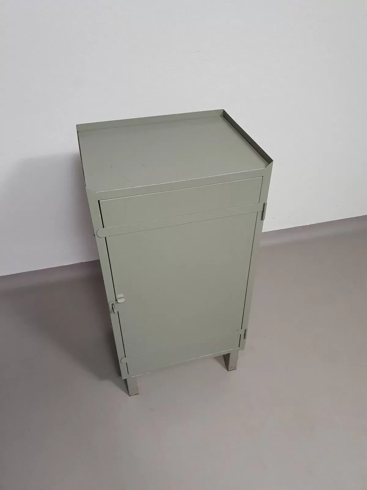 Illustration numéro 3 du produit Casier en métal gris. Petit buffet industriel.