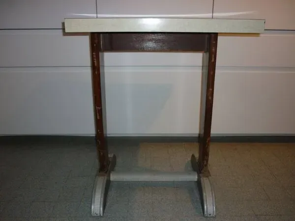 Illustration numéro 3 du produit Table bistrot en bois et formica jaune des années 30/40