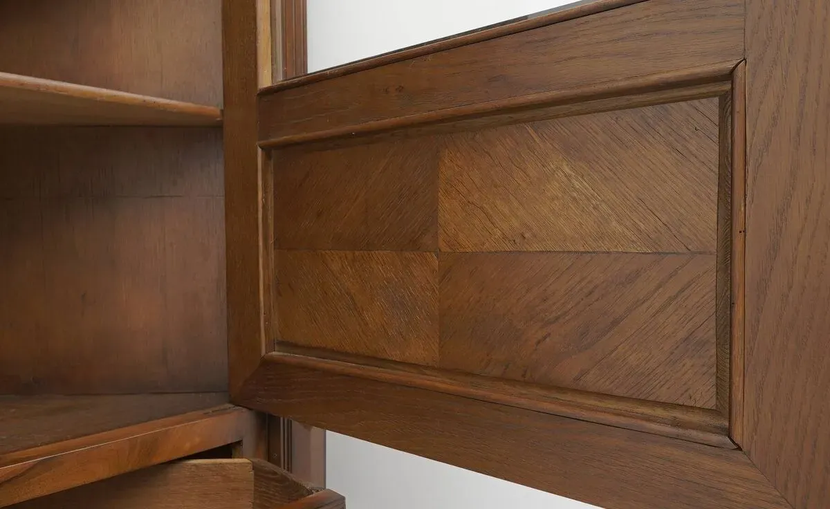 Illustration numéro 3 du produit Bibliothèque d'angle française antique. Après rénovation professionnelle.