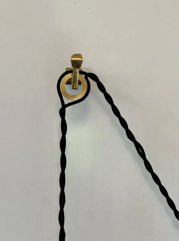 Illustration numéro 3 du produit Baladeuse en verre industriel Holophane avec accroche laiton