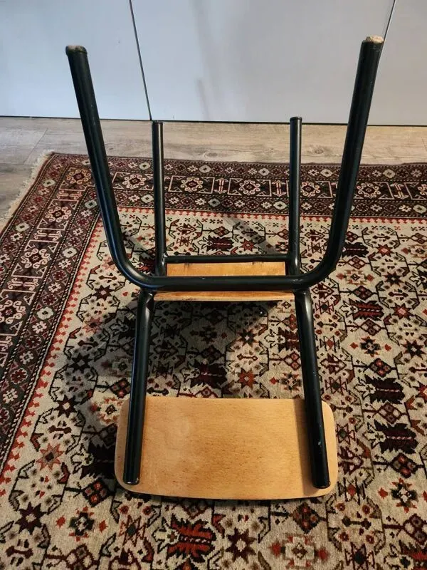 Illustration numéro 3 du produit Chaise de petit écolier : vintage