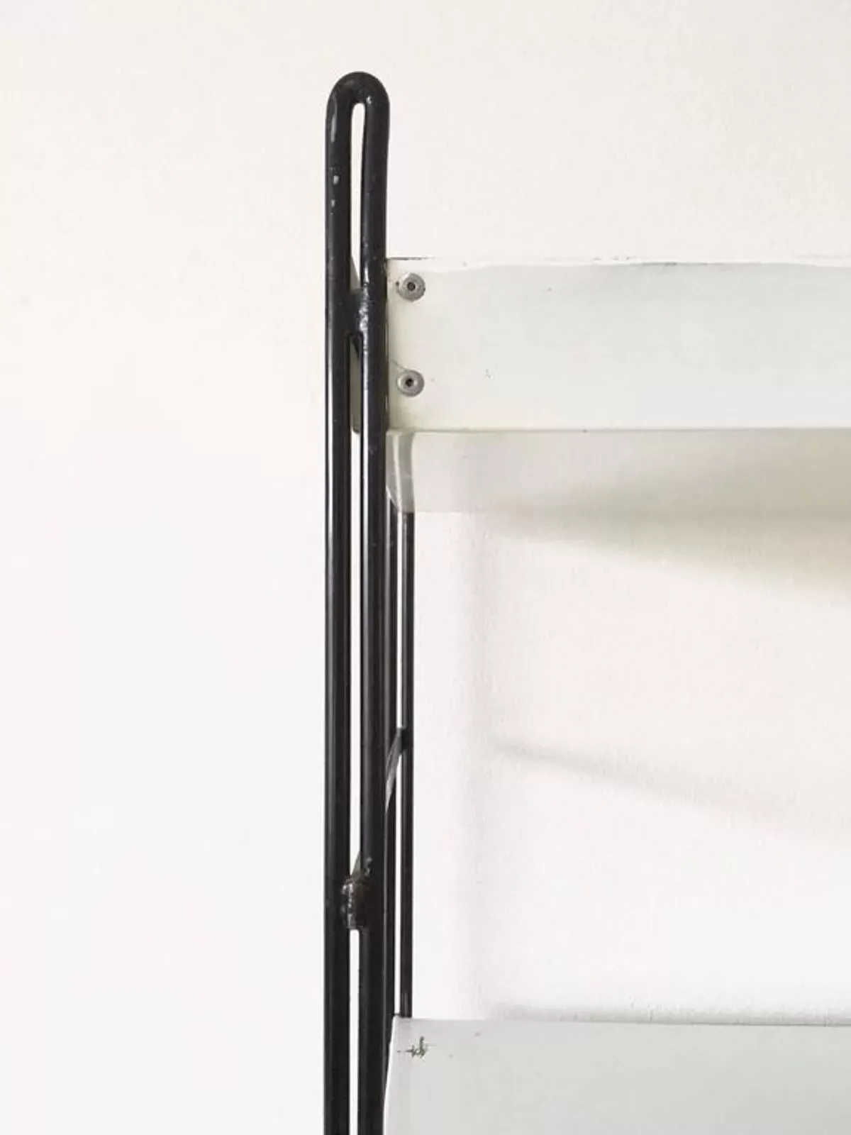 Illustration numéro 3 du produit Design style Dutch 1960s metal shelf