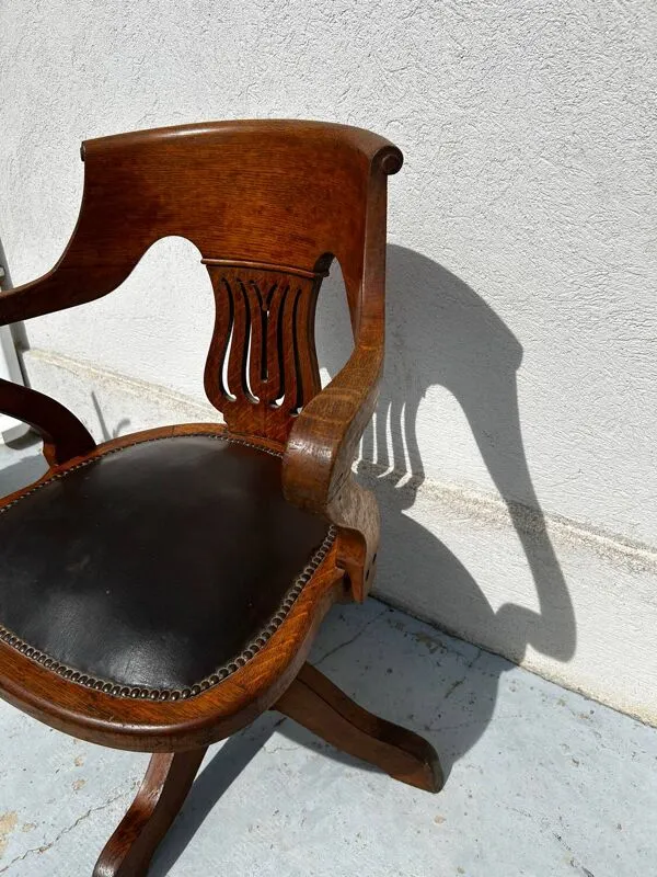 Illustration numéro 3 du produit Fauteuil de bureau pivotant Milwaukee Chair Co. – cuir et bois – circa