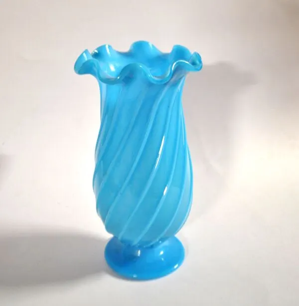Illustration numéro 3 du produit Vallerysthal vase ancien en opaline soufflé bleu turquoise côtes torses