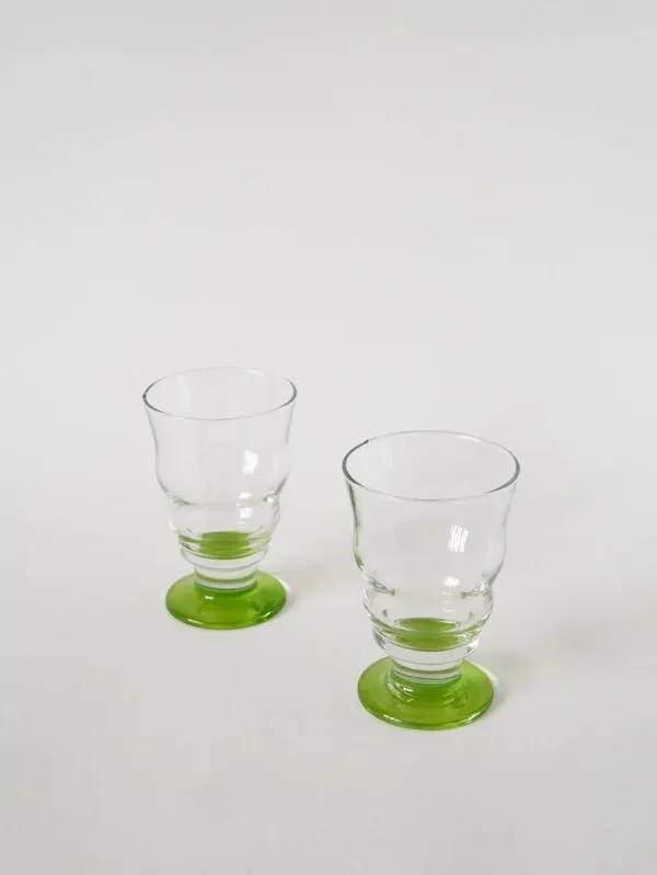 Illustration numéro 3 du produit Duo de verres à vin, vert pomme, 1980