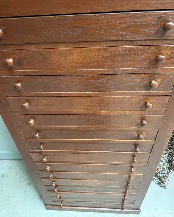 Illustration numéro 3 du produit Meuble de métier à tiroirs (rénové)