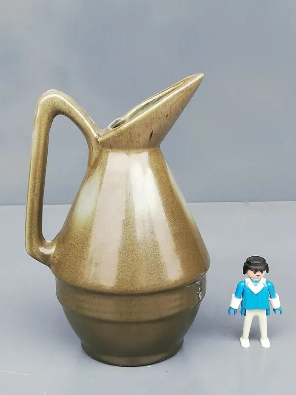 Illustration numéro 3 du produit Pichet  en céramique émaillée vert Signé de la manufacture lilloise Fives-Lille De Bruyn.