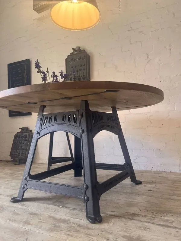 Illustration numéro 3 du produit Table industrielle ronde en forme d'oeuf