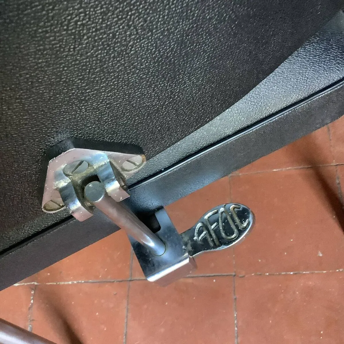 Illustration numéro 3 du produit Fauteuil de Coiffure Afoc Vintage Années 60/70 - Chrome et Simili Cuir Noir