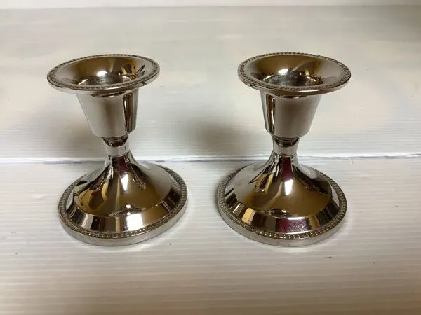 Illustration numéro 3 du produit Paire de petits bougeoirs perlés argentés en métal