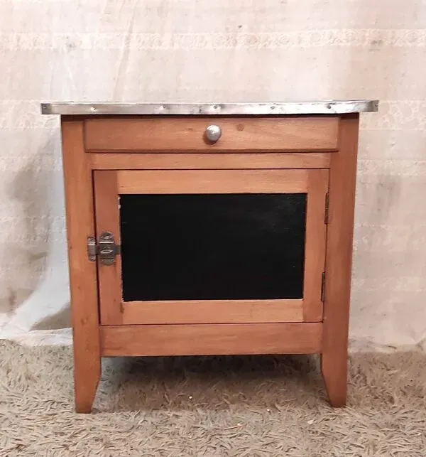 Illustration numéro 3 du produit Buffet parisien en bois massif et tôle émaillée - mid.XXème