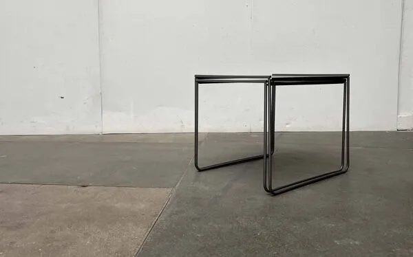 Illustration numéro 3 du produit Tables d'appoint gigognes postmodernes en métal perforé Ikea, années 1980