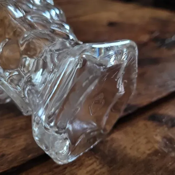 Illustration numéro 3 du produit Carafe en verre moulé à décor grappe de raisin – années 1950