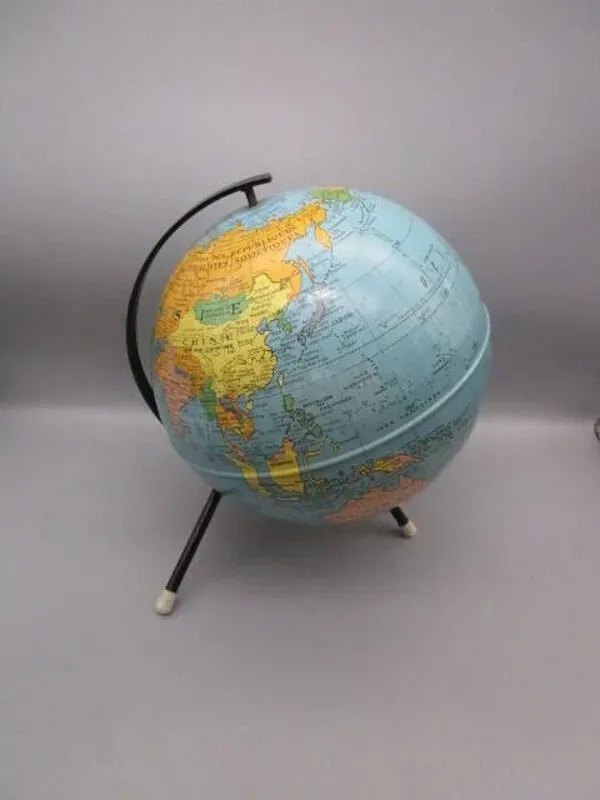 Illustration numéro 3 du produit Mappemonde Taride années 60' en tole