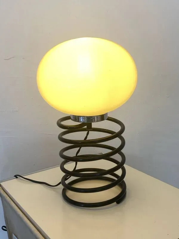 Illustration numéro 3 du produit Lampe à poser ressort dans le goût d'Ingo Maurer