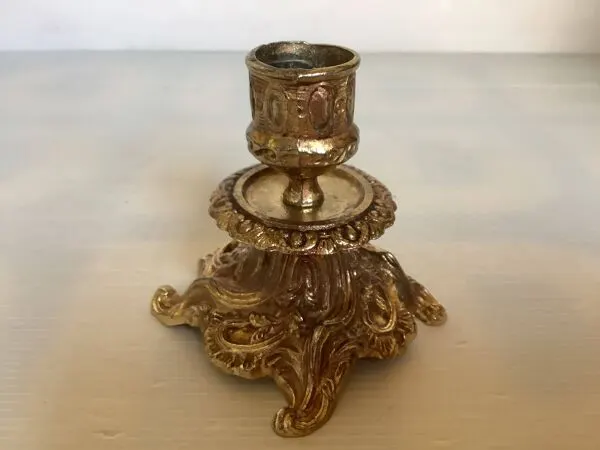 Illustration numéro 3 du produit Bougeoir baroque en laiton