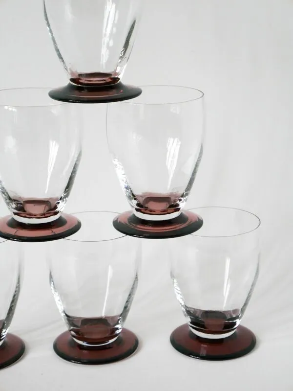 Illustration numéro 3 du produit Lot de 6 verres à vin à pieds Violets, 1960