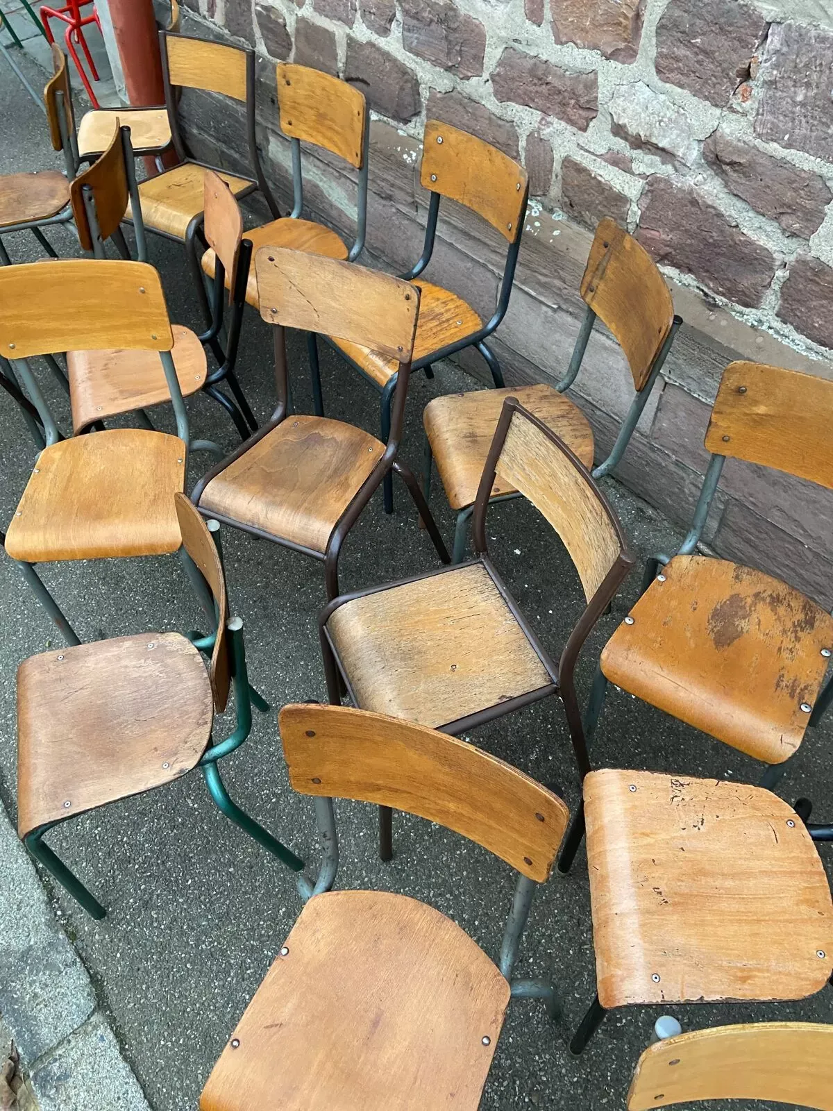 Illustration numéro 3 du produit 20 chaises industrielles école dépareillées vintage MULLCA tube & bois