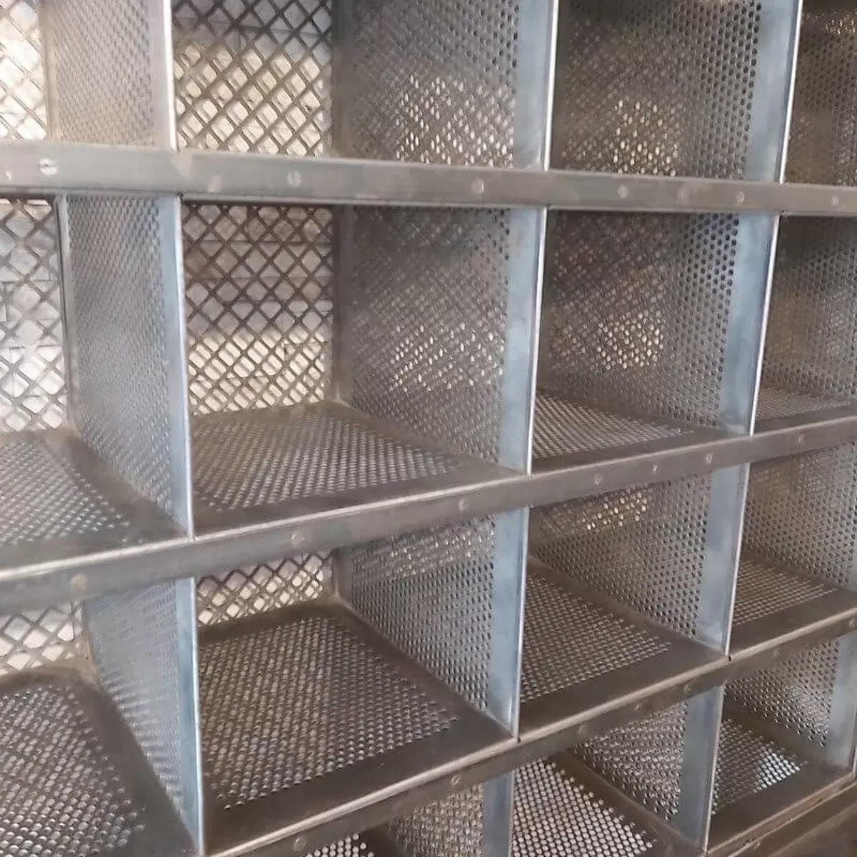 Illustration numéro 3 du produit Ancien meuble de tri postal décapé et patiné, look industriel