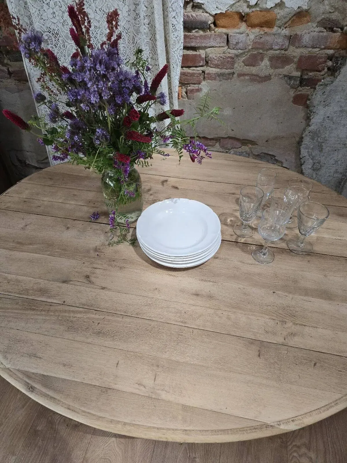 Illustration numéro 3 du produit Table en chêne massif esprit campagne chic