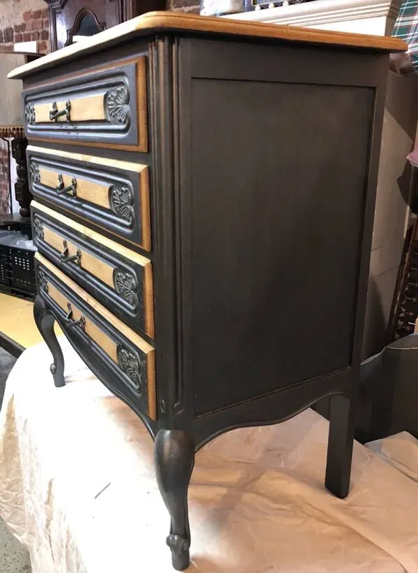 Illustration numéro 3 du produit Commode Vintage