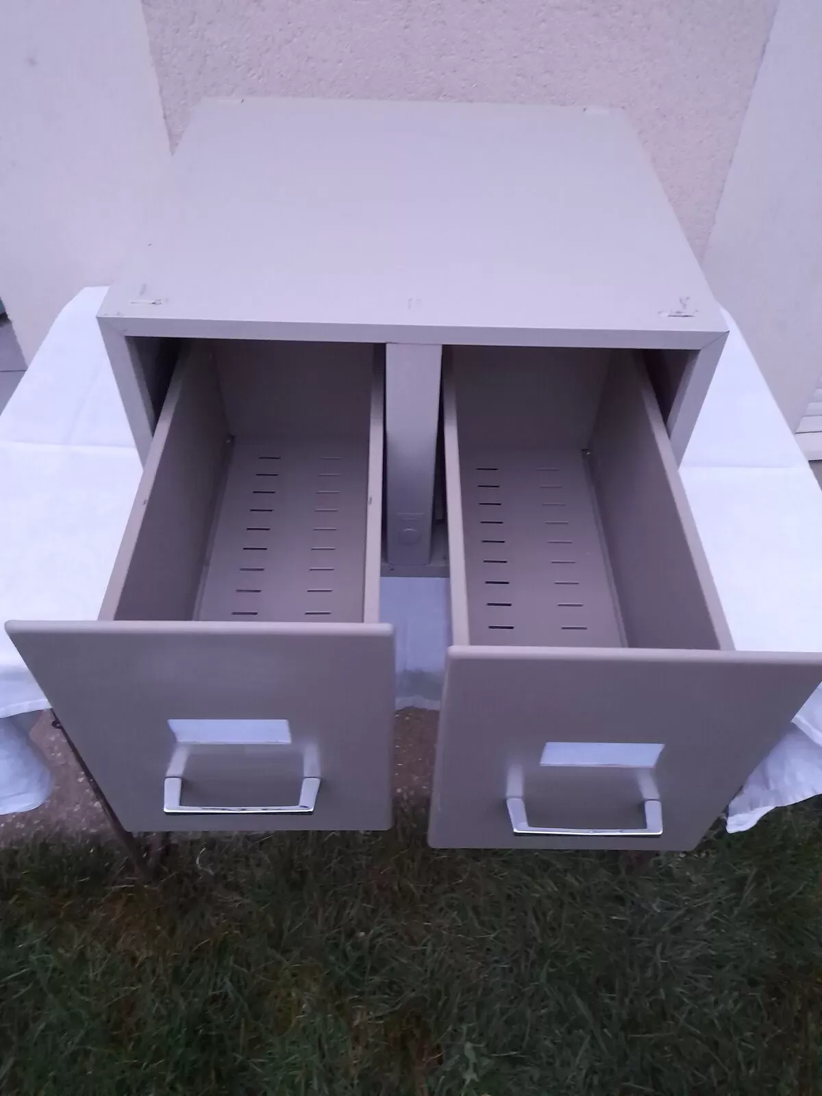 Illustration numéro 3 du produit Meuble métal 2 tiroirs loft industriel années 70