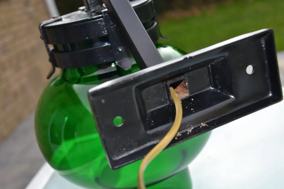 Illustration numéro 3 du produit Imposante applique en verre épais et acier riveté vintage