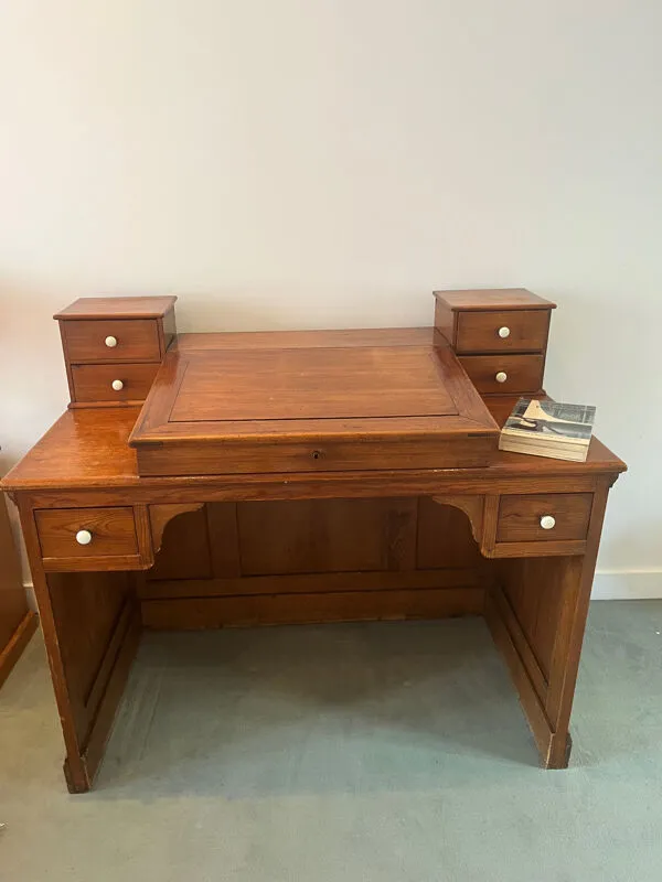 Illustration numéro 3 du produit Bureau de maîtresse d’école