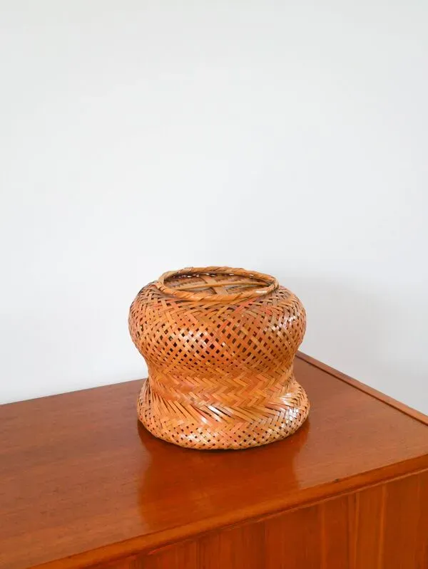 Illustration numéro 3 du produit Grand cache-pot en rotin design 1970