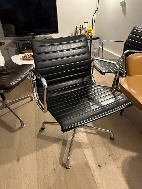 Illustration numéro 3 du produit Fauteuil EA 108 Eames édition Vitra