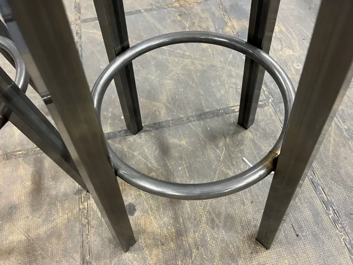 Illustration numéro 3 du produit Paire de tabourets