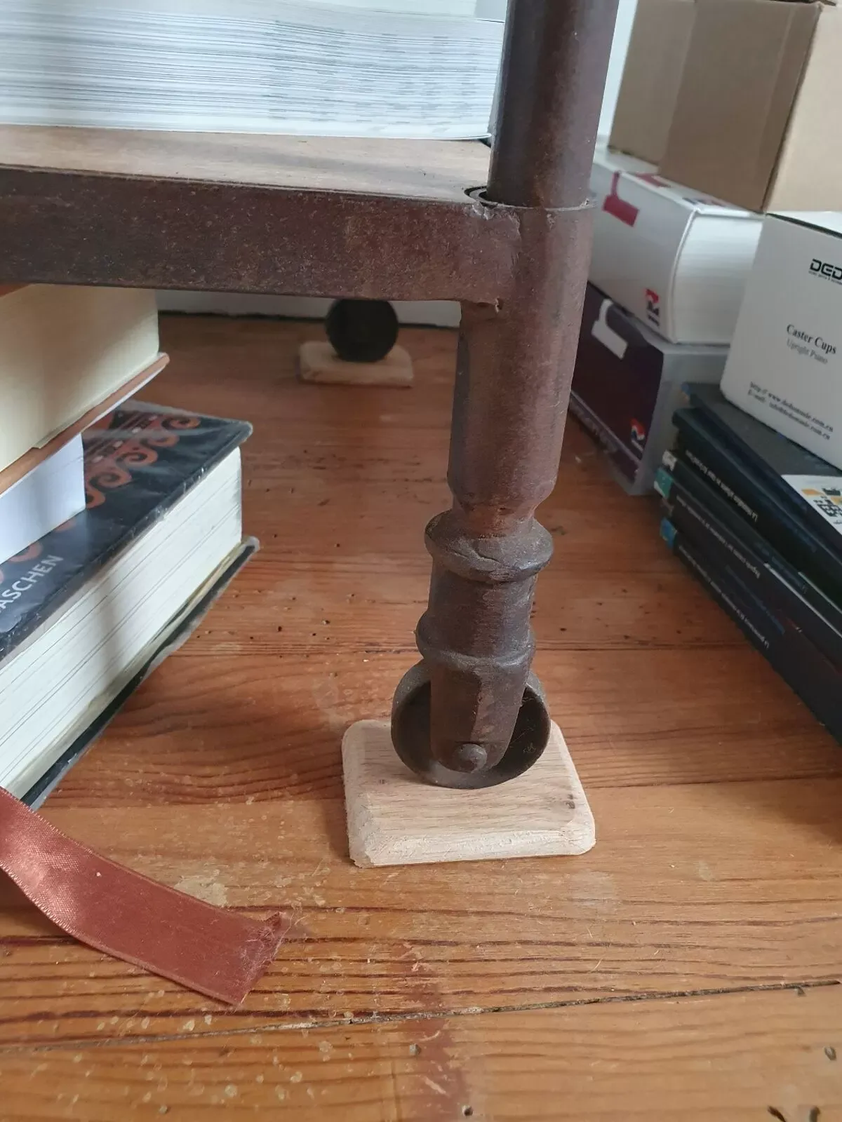 Illustration numéro 3 du produit Étagère / bibliothèque en métal et bois massif