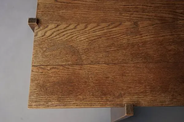 Illustration numéro 3 du produit Table d'appoint en chêne de l'école moderniste néerlandaise de La Haye. Années 1930