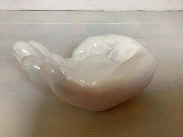 Illustration numéro 3 du produit Vide poche baguier main blanc irisé