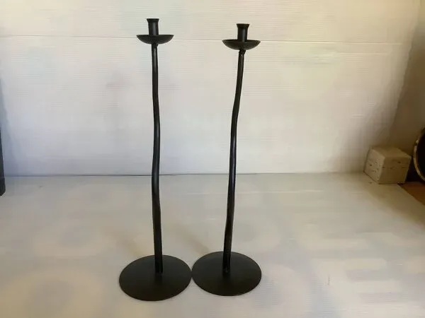 Illustration numéro 3 du produit Paire de bougeoirs noirs style hysteria