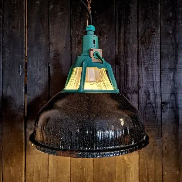 Illustration numéro 3 du produit „Alma“ lampe industrielle ukrainienne verte / noire