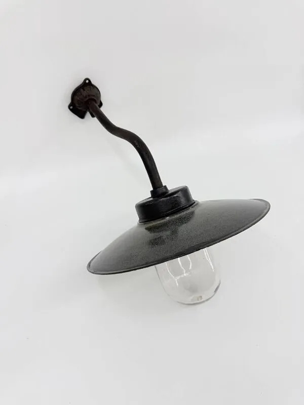 Illustration numéro 3 du produit Lampe de cour