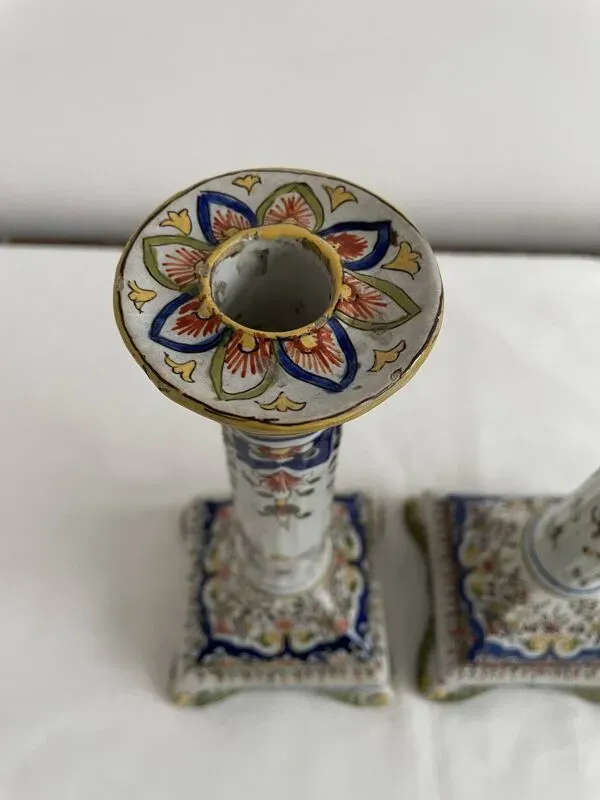 Illustration numéro 3 du produit Bougeoirs, base carré, XIXème, Fourmaintraux, Desvres, décor fleurs, volutes, lambrequins, treillis