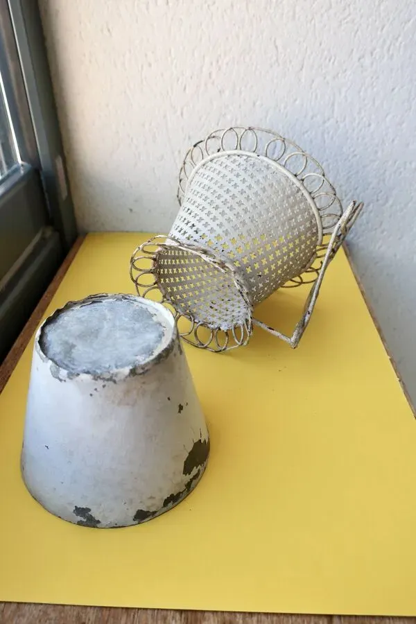 Illustration numéro 3 du produit Cache-pot en fer et tôle perforée