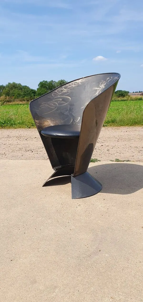 Illustration numéro 3 du produit Chaise sculpturale en métal vintage en forme de cône industriel
