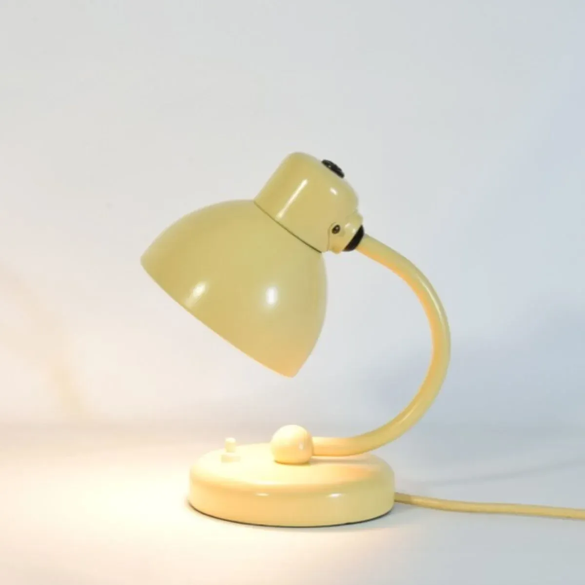 Illustration numéro 3 du produit Lampe de chevet  Kandem vers 1940, modèle n°1227 st , Conception Marianne Brandt et Hin Bredendieck.