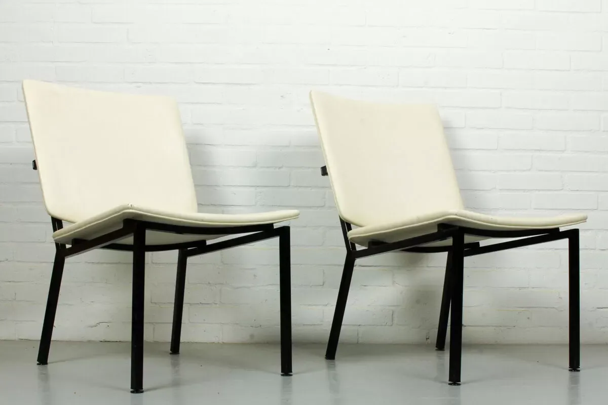 Illustration numéro 3 du produit Ensemble de 2 chaises industrielles minimalistes de cadre de tube de métal noir, des années 60